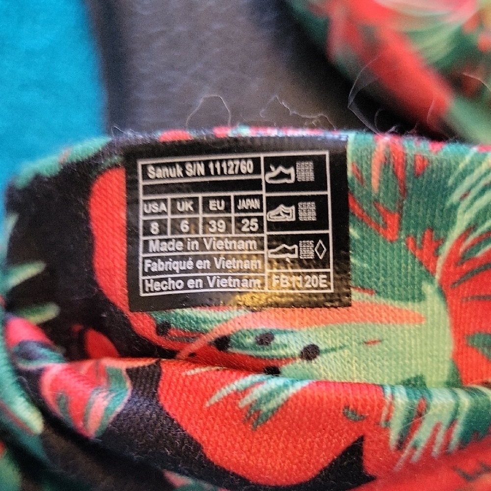 Sanuk Red and Green Floral Sandals NWOT Size 8 - Picture 4 of 6